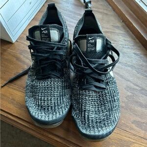 Nike air vapor max black and white